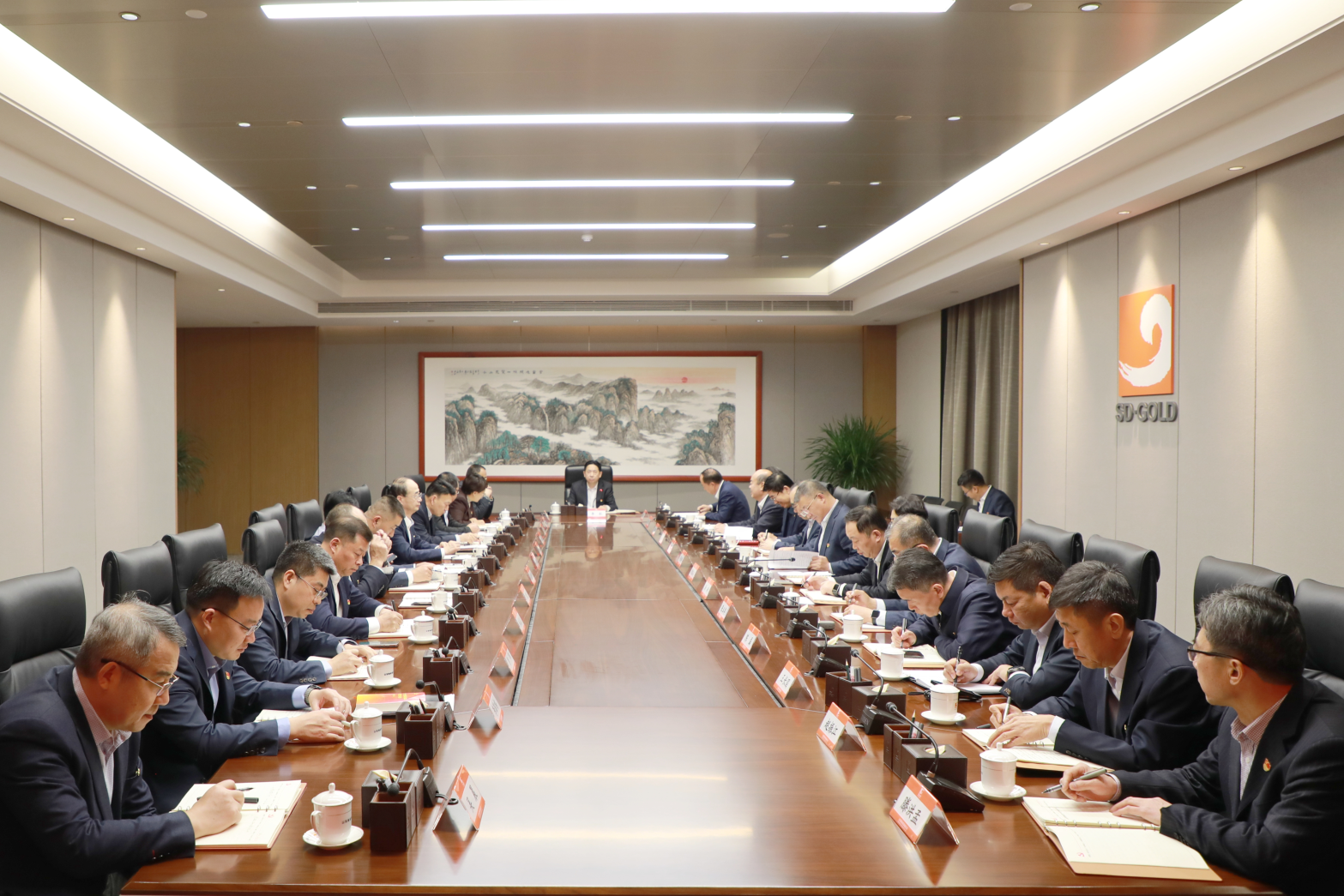 集團黨委理論學習中心組進行集體學習